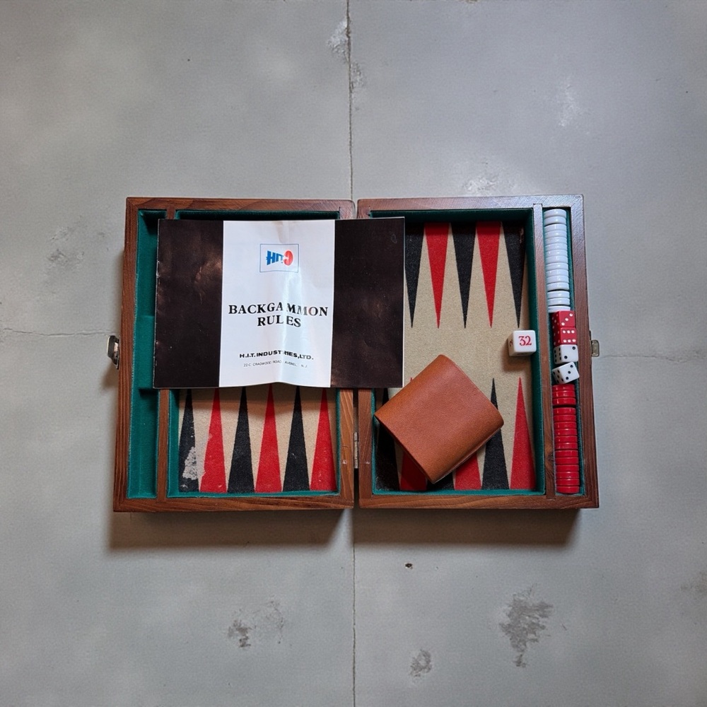 VINTAGE HIT INDUSTRIES TRAVEL LIMITED WOOD BACKGAMMON SET WITH CHECKERS, DICE &